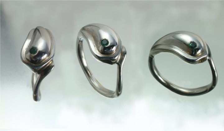 Zilveren dolfijn ring, smaragd